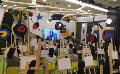 成都杨梅红艺术教育尊重孩子，启发孩子创意